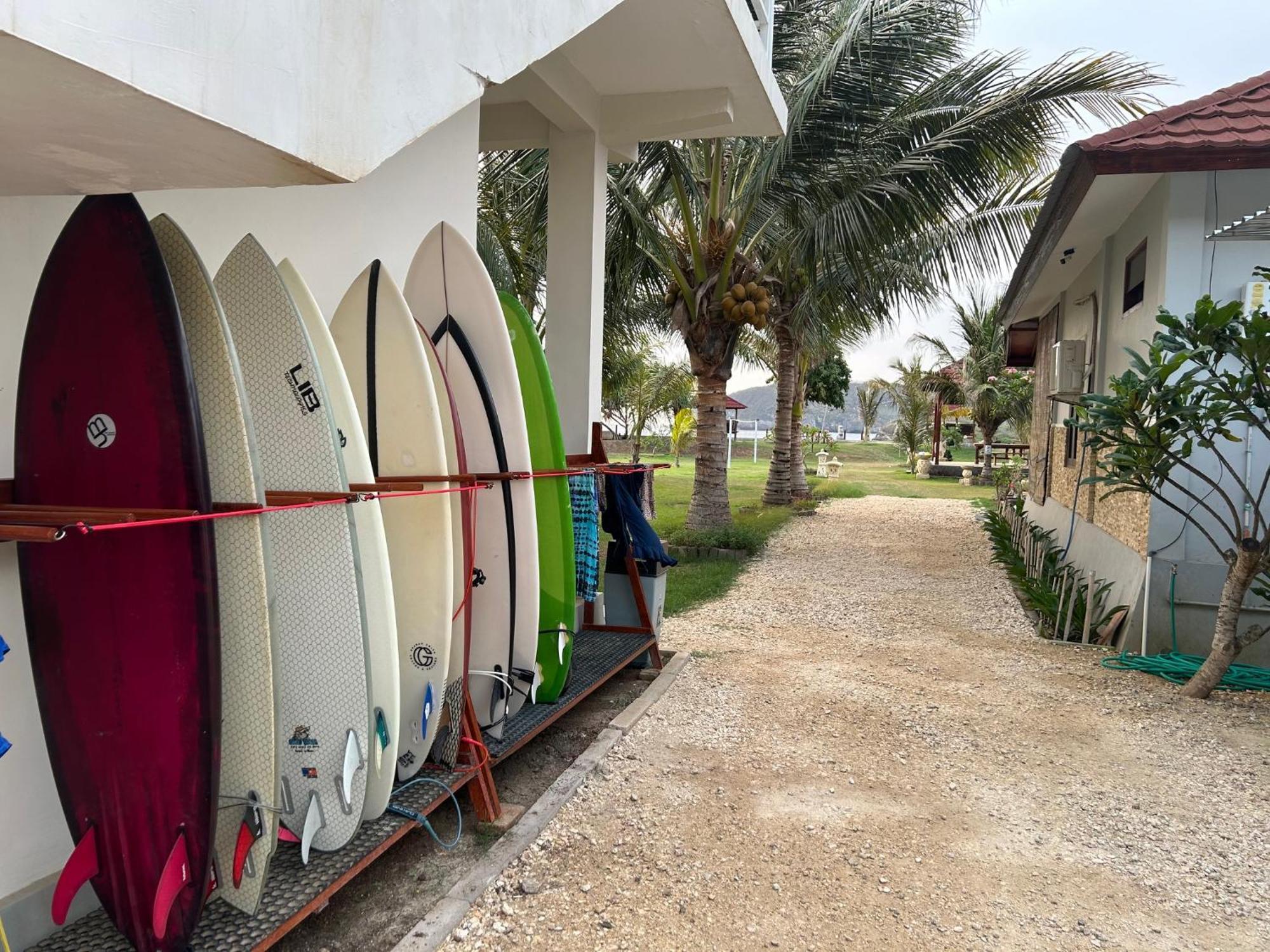 Mama Nings Beach Hotel Sekongkang Exterior photo