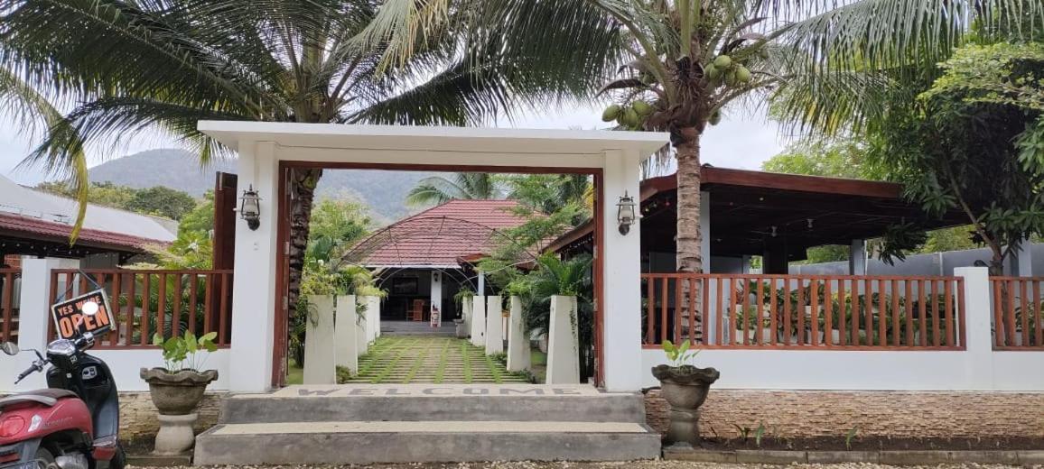 Mama Nings Beach Hotel Sekongkang Exterior photo