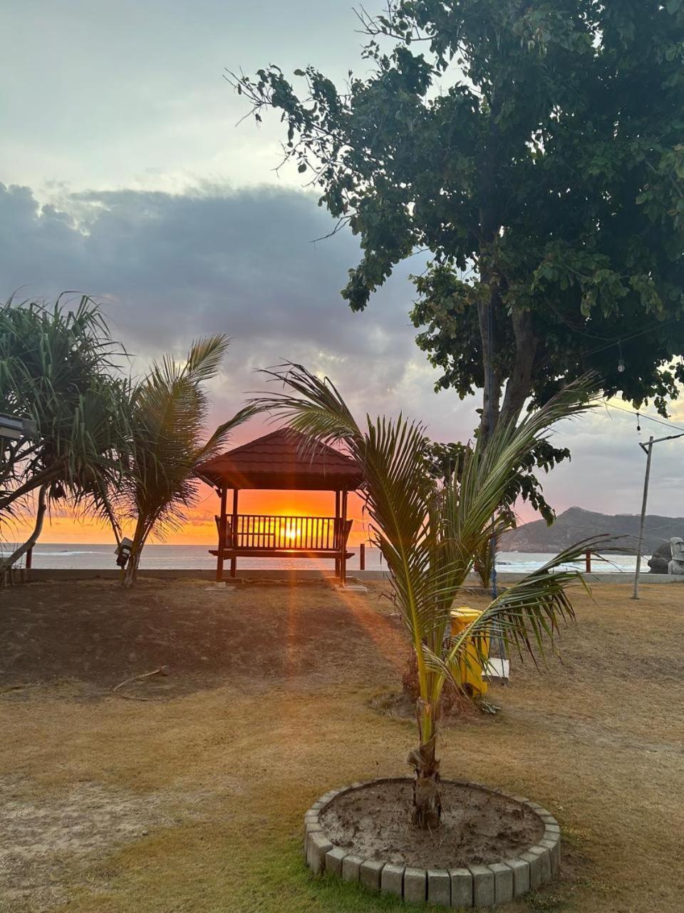 Mama Nings Beach Hotel Sekongkang Exterior photo