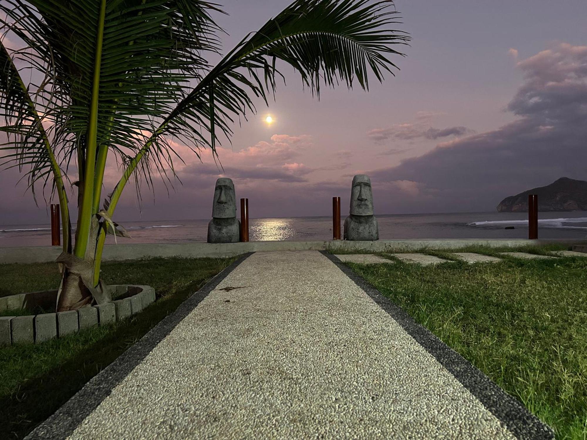 Mama Nings Beach Hotel Sekongkang Exterior photo