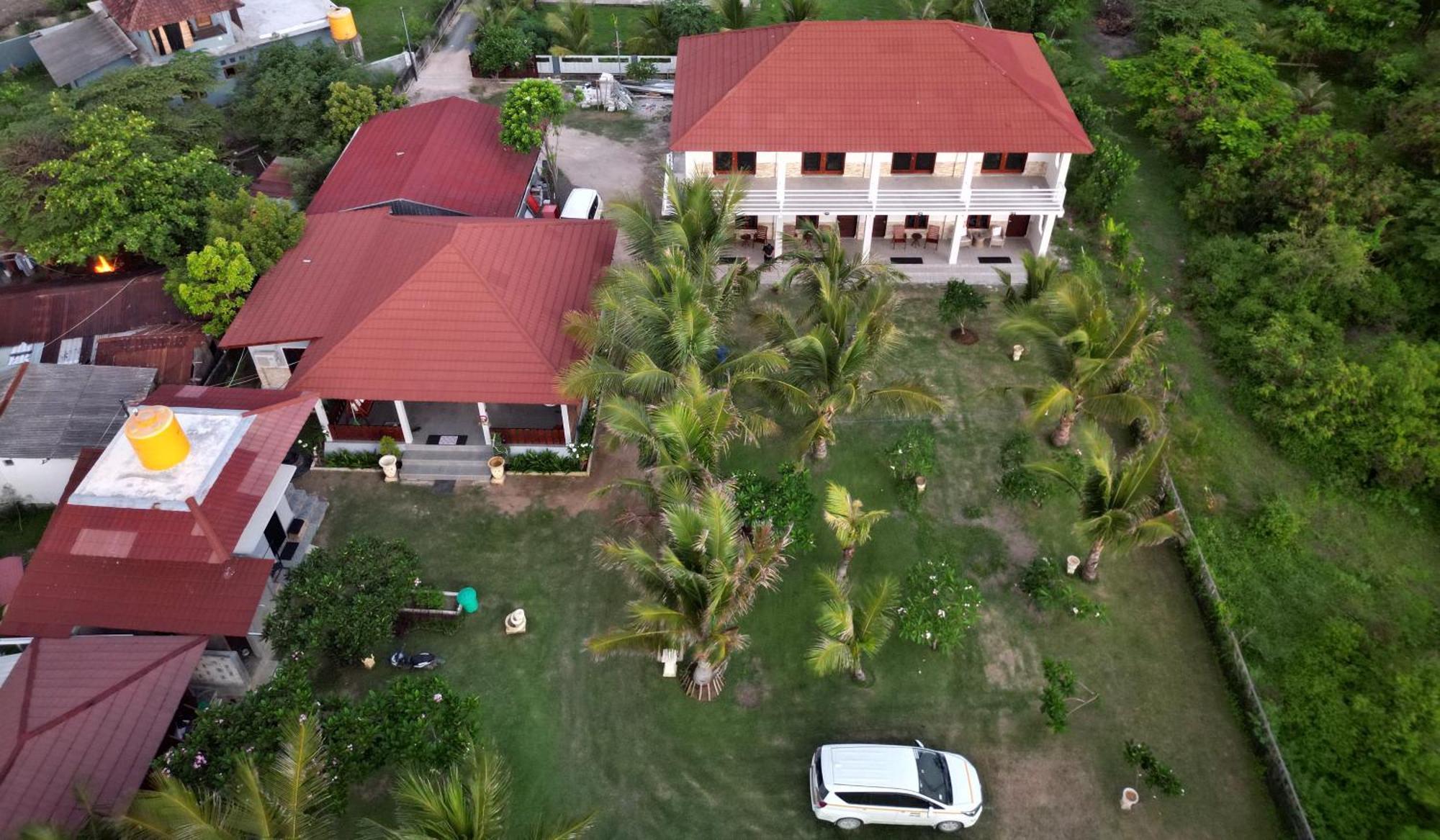 Mama Nings Beach Hotel Sekongkang Exterior photo