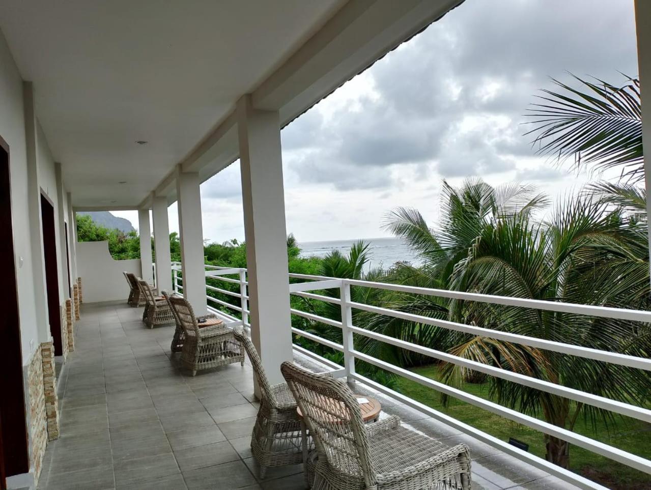 Mama Nings Beach Hotel Sekongkang Exterior photo