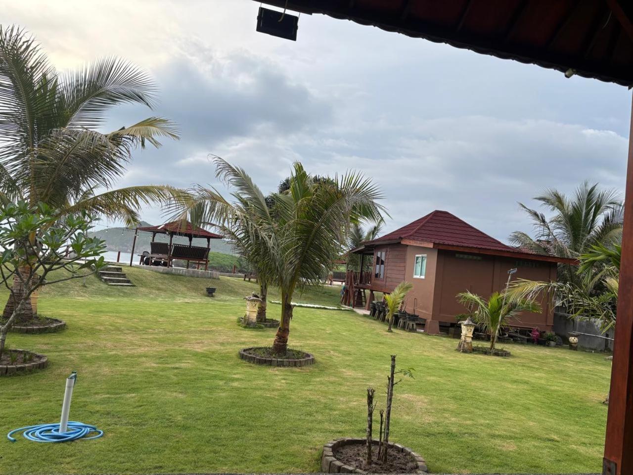 Mama Nings Beach Hotel Sekongkang Exterior photo