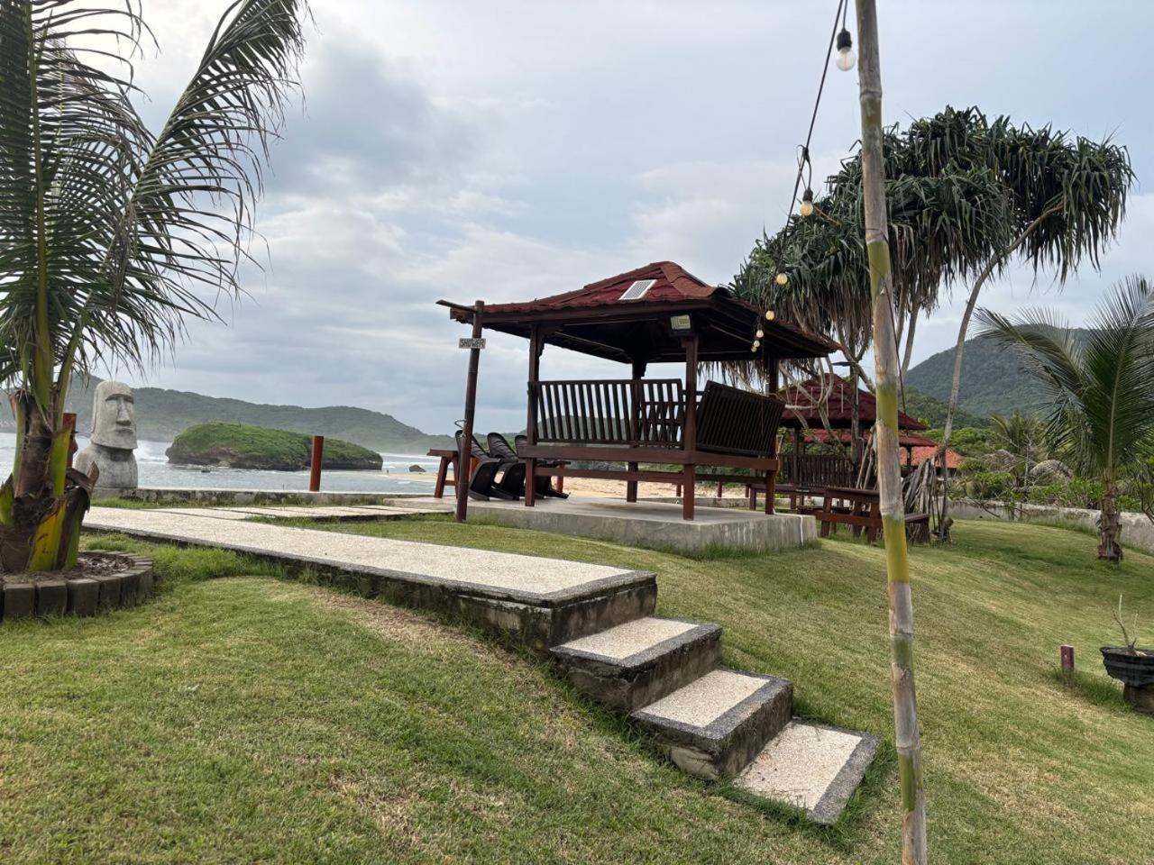 Mama Nings Beach Hotel Sekongkang Exterior photo